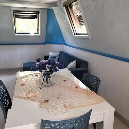 Sea Side Attic روسولينا ماري